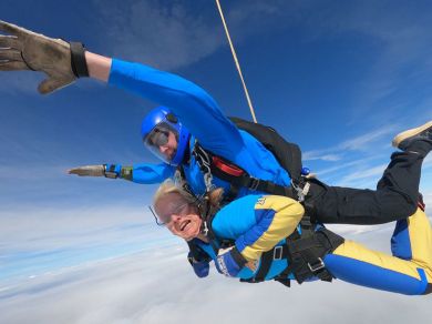 2 people sky diving